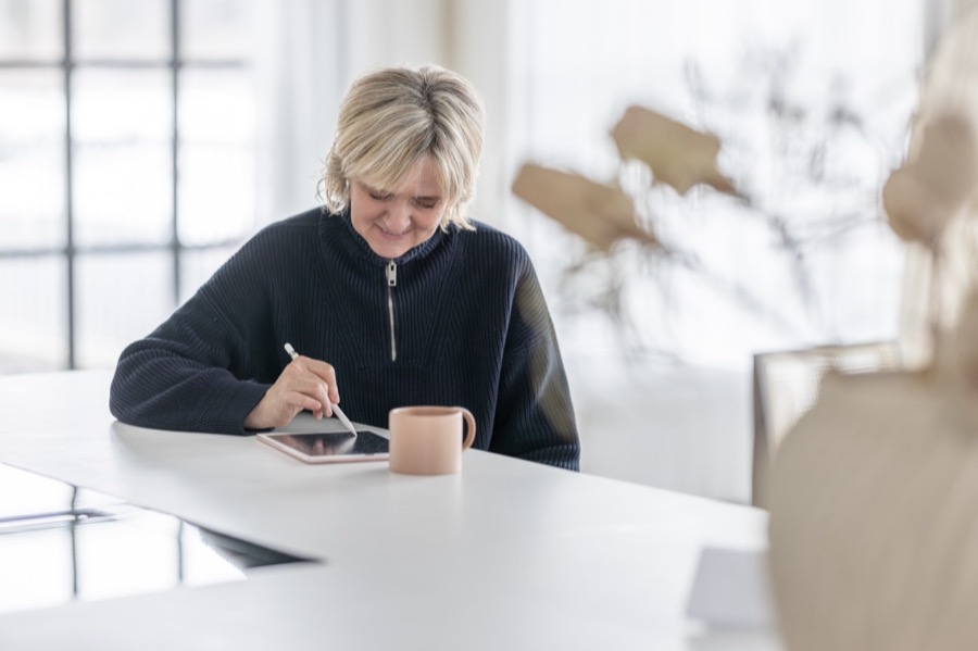 Kerstin Mueller arbeitet am Laptop